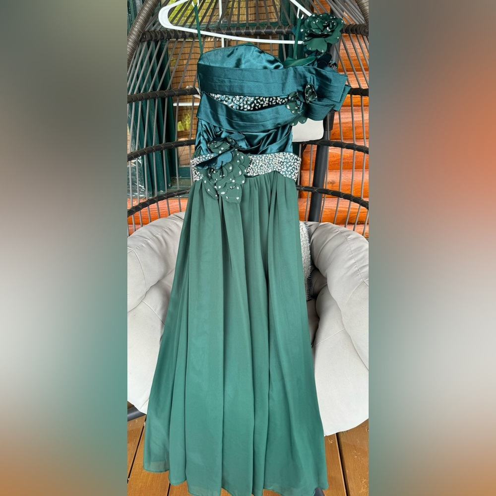A green emerald prom dress